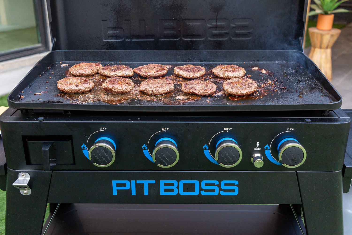 Pit Boss Plancha Grill Ultimate Plancha 4-Brenner mit Untergestell - inkl. 5-teilig Grillbesteck Set + Abdeckhaube – Bild 8