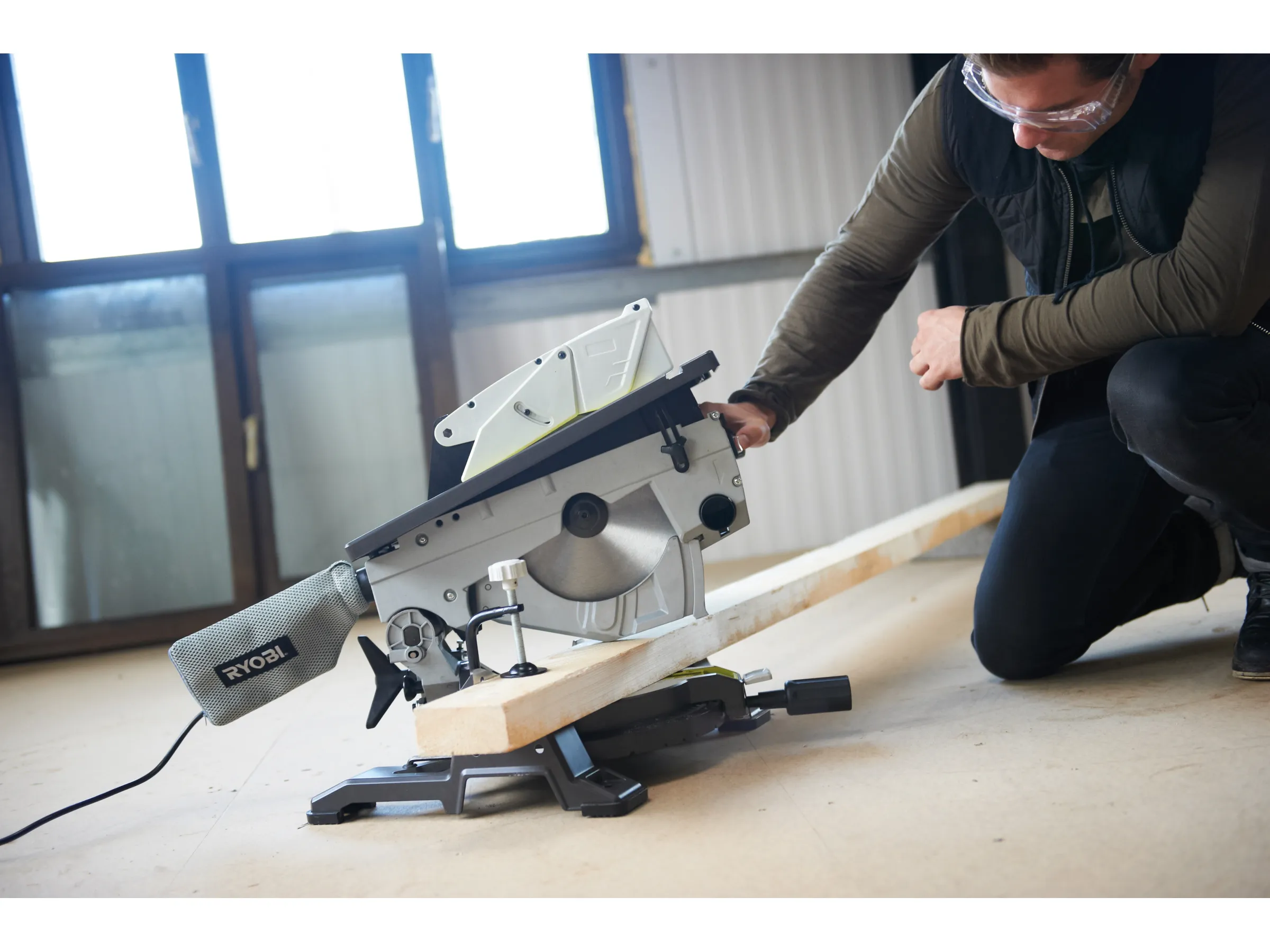 Ryobi Kombisäge Kapp- und Tischkreissäge RTMS1800-G – Bild 2