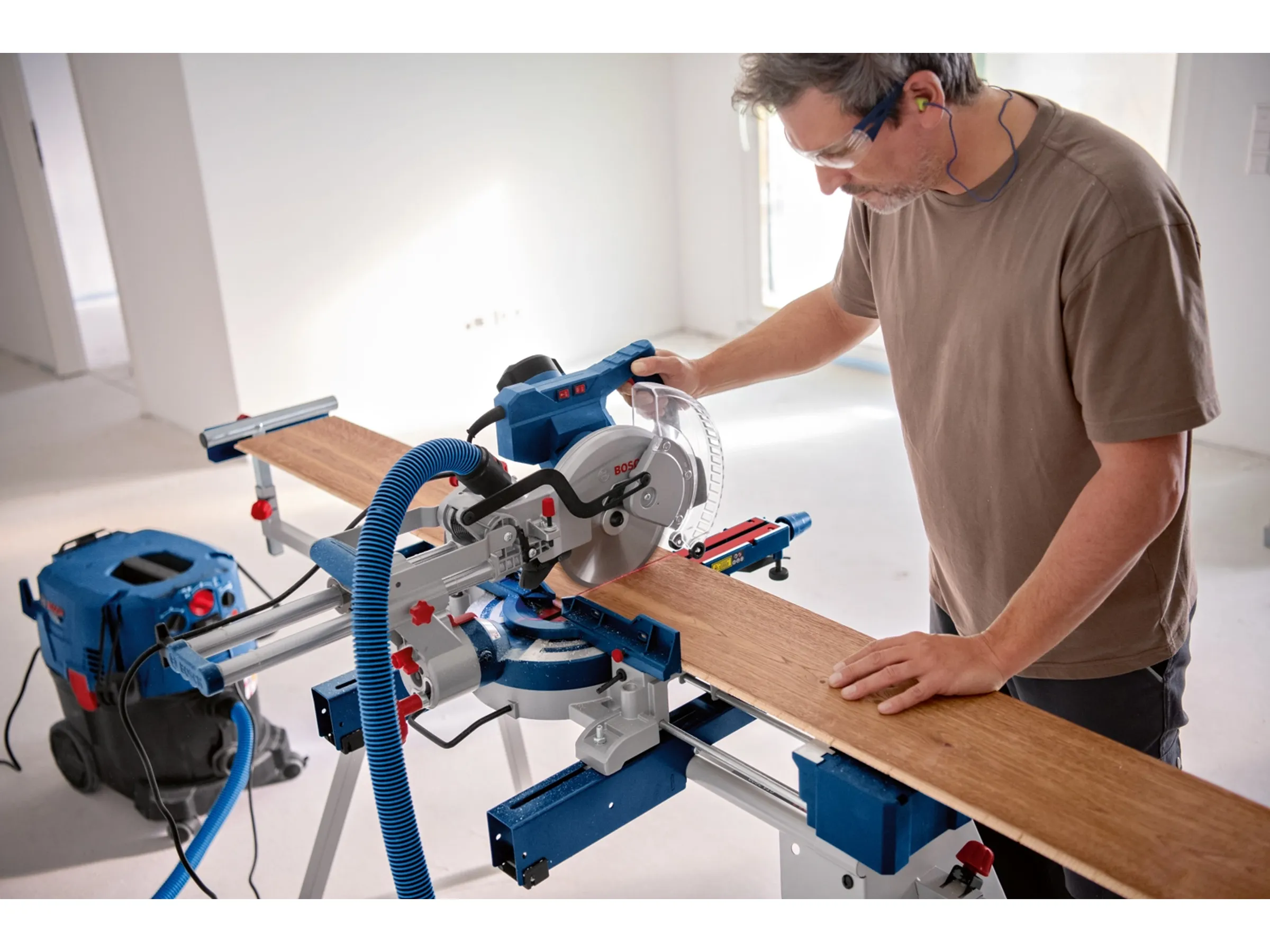 Bosch Professional Kapp- und Gehrungssäge GCM 305-216 D im Karton – Bild 5