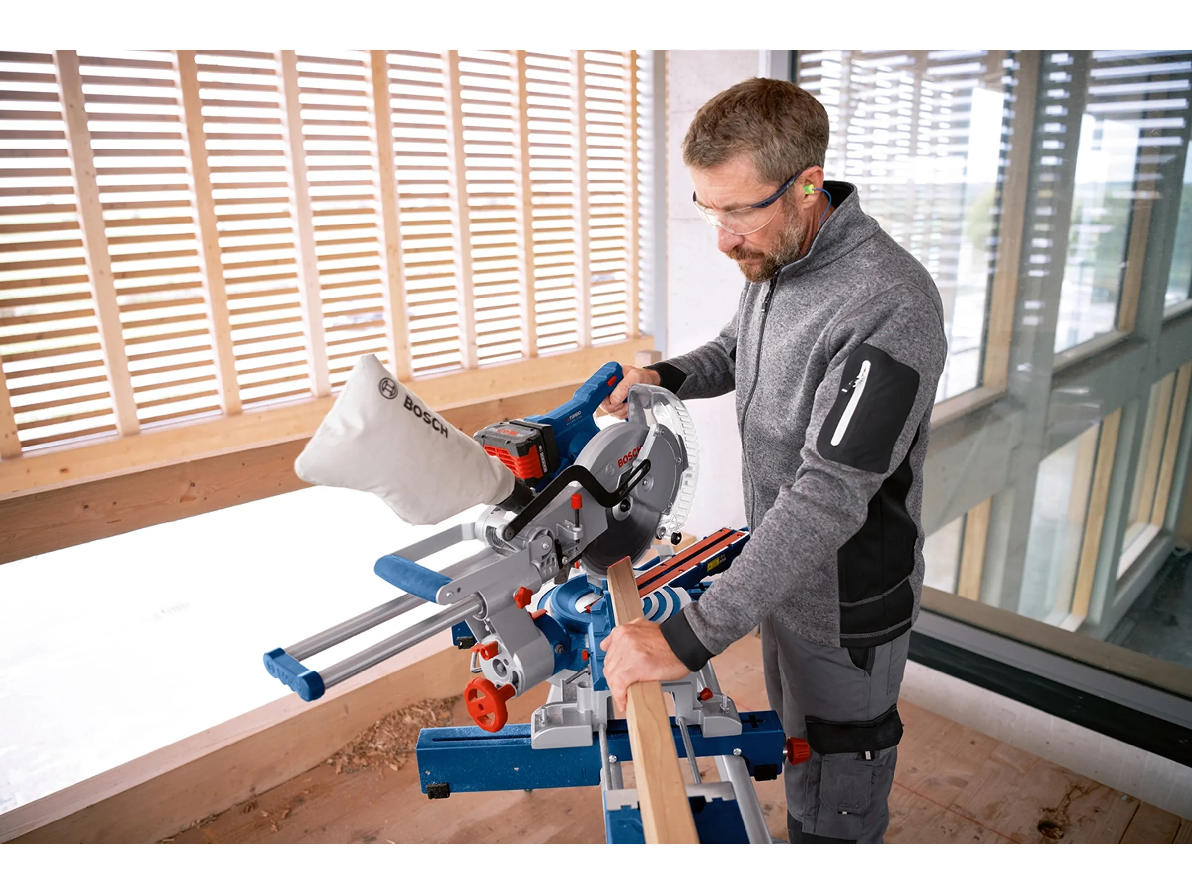Bosch Professional Akku-Kapp- und Gehrungssäge GCM 18 V-254 D – Bild 6